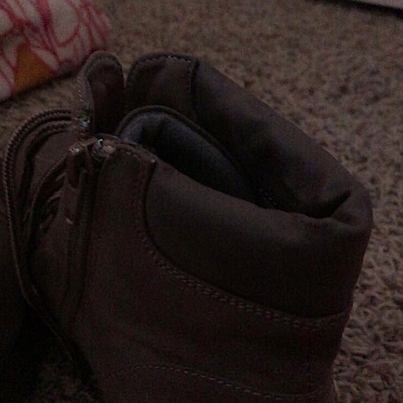 Stylish and cozy boots that are great for almost all seasons! - Picture 3 of 4